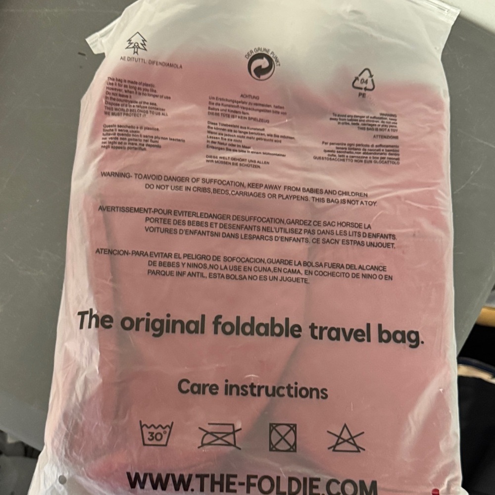 Foldie Red Travel Bag - Picture 4 of 4
